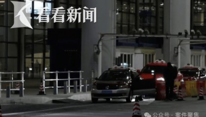 “老子不拉你了”女子雨天被甩路边，视频看怒网友！上海警方出手了，55名违规司机被行拘
