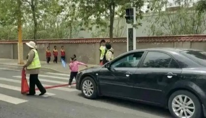 马上评｜学校让幼童挡车护学？即使有误会也是一种提醒