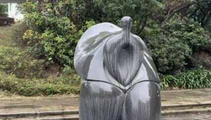 成都一广场雕塑被指“极具暗示性”，雕塑轮廓近似女性隐私部位，造型露骨