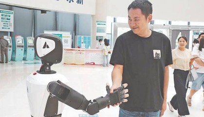 “远游”机器人在咸宁中心医院上岗