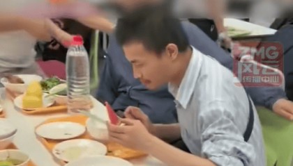 韦东奕在食堂吃饭时被多人轮番拍照，此前他称已受到舆论影响