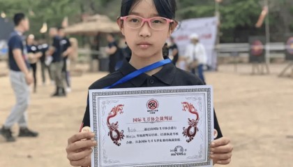 火遍全网！13岁女孩练就飞刀绝技