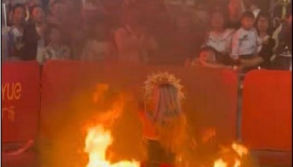 两名女演员跳“火裙舞”，一人裙子被引燃烧伤腿，昆明当地介入调查