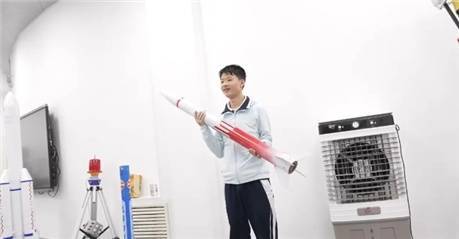 火遍全网！广东高二学生成“火箭总师”