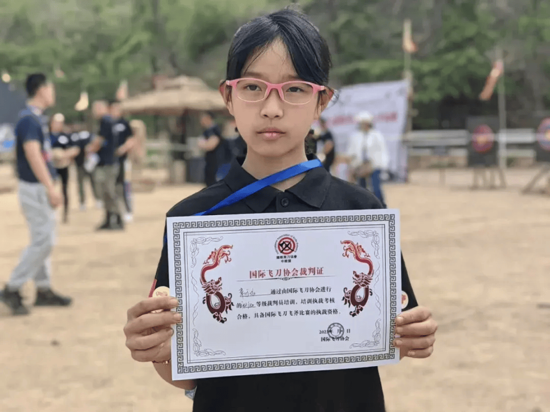 火遍全网！13岁女孩练就飞刀绝技