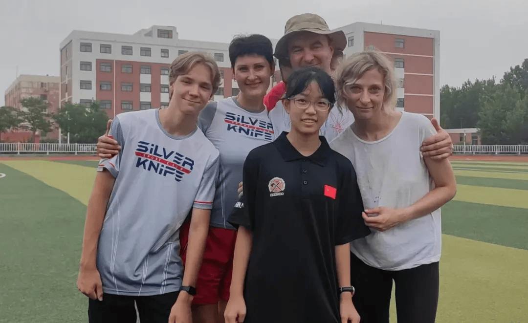 火遍全网！13岁女孩练就飞刀绝技
