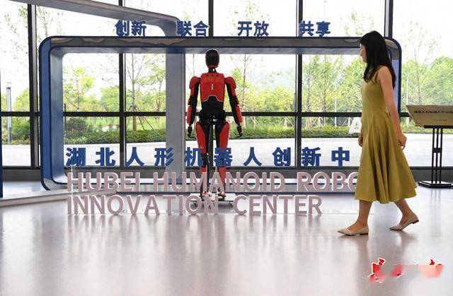 武汉有了人形机器人“学校” ，“人形机器人进家庭，这是第一步”