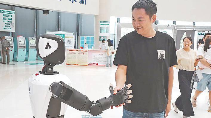 “远游”机器人在咸宁中心医院上岗