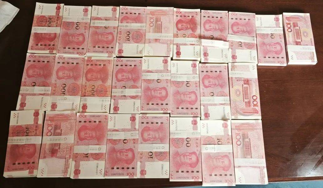 男子购买28沓“影视道具人民币”冒充“有钱人”行骗被拘！