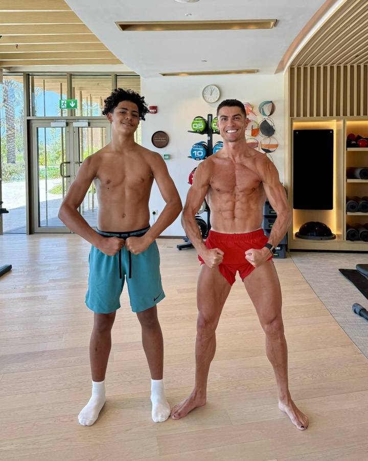 C罗解释与14岁儿子身高差：我身高1米87，迷你罗身高1米85