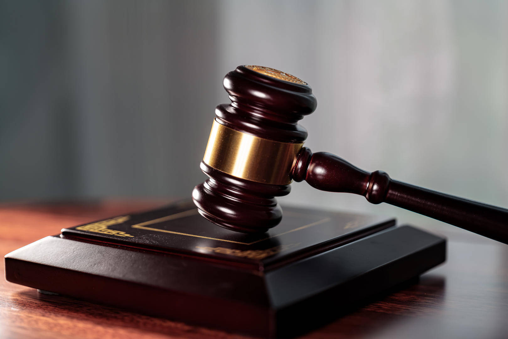 一互联网公司员工借虚拟币业务受贿和侵占近千万元，获刑12年