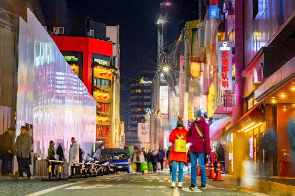 举着“滚回中国”标语牌，韩国都是什么人在搞反华游行？答案揭晓