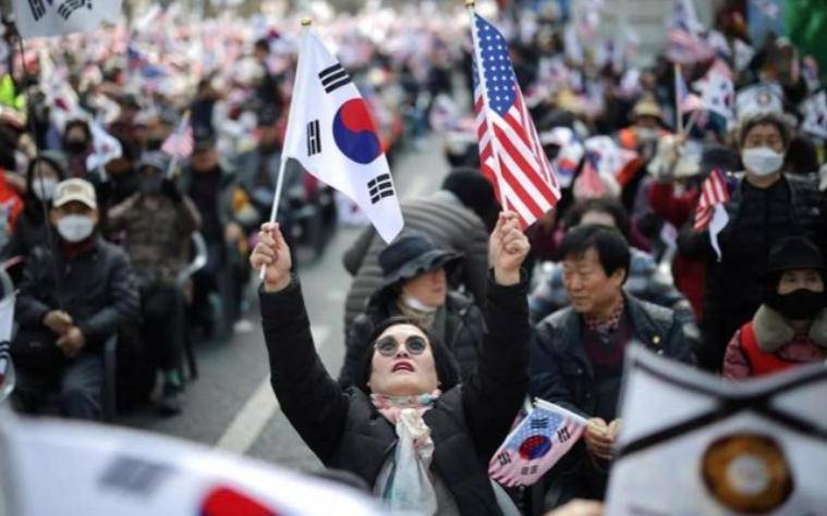 举着“滚回中国”标语牌，韩国都是什么人在搞反华游行？答案揭晓