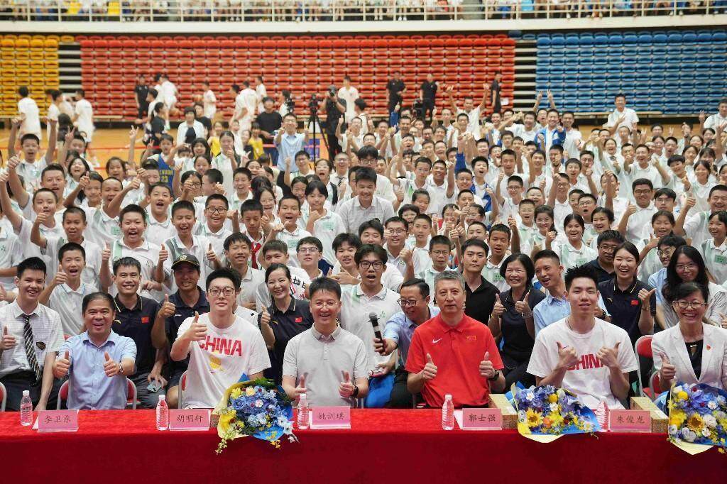 中国男篮主教练郭士强：“没想到华附同学的提问这么专业”