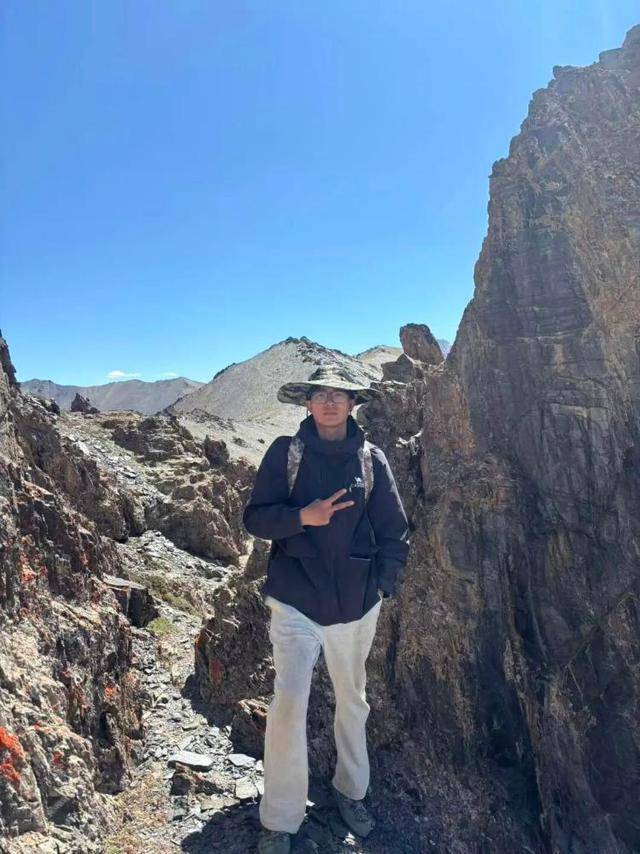 长沙00后小伙在新疆“找矿”，却因喂牛视频走红，当事人：每天见的牛羊比人还多