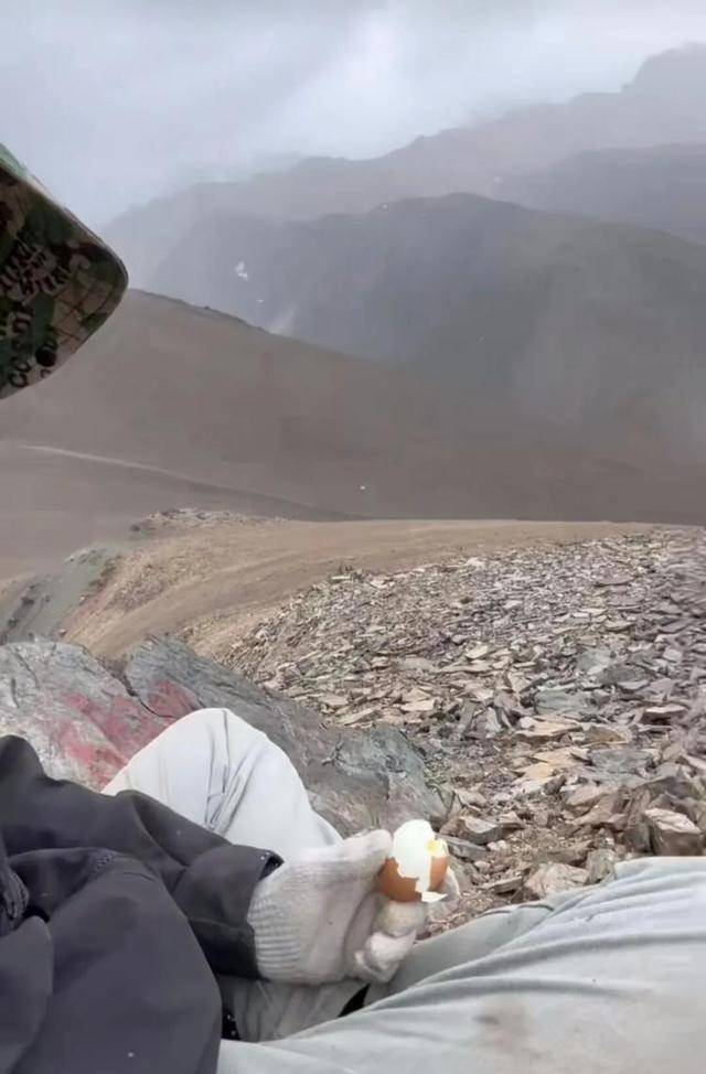 长沙00后小伙在新疆“找矿”，却因喂牛视频走红，当事人：每天见的牛羊比人还多