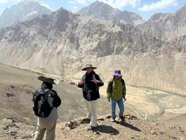 长沙00后小伙在新疆“找矿”，却因喂牛视频走红，当事人：每天见的牛羊比人还多