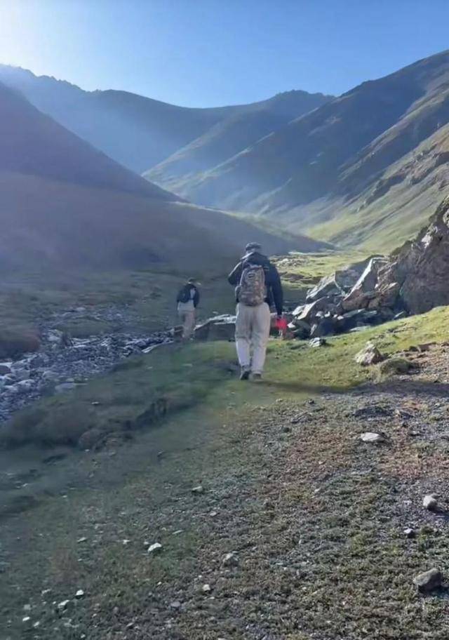 长沙00后小伙在新疆“找矿”，却因喂牛视频走红，当事人：每天见的牛羊比人还多