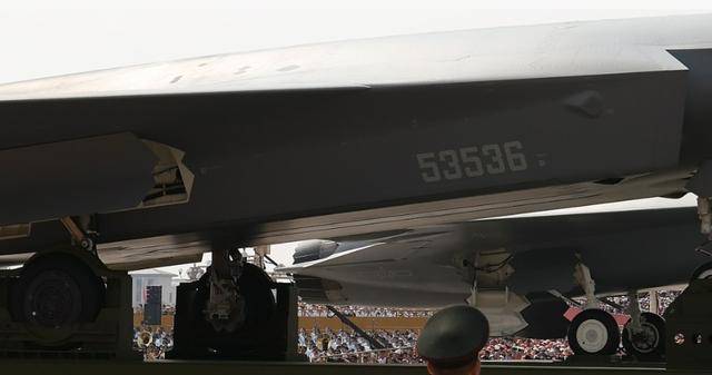 一个座舱的差距：中国无人机已可独立空战，美国把无人机改战斗机