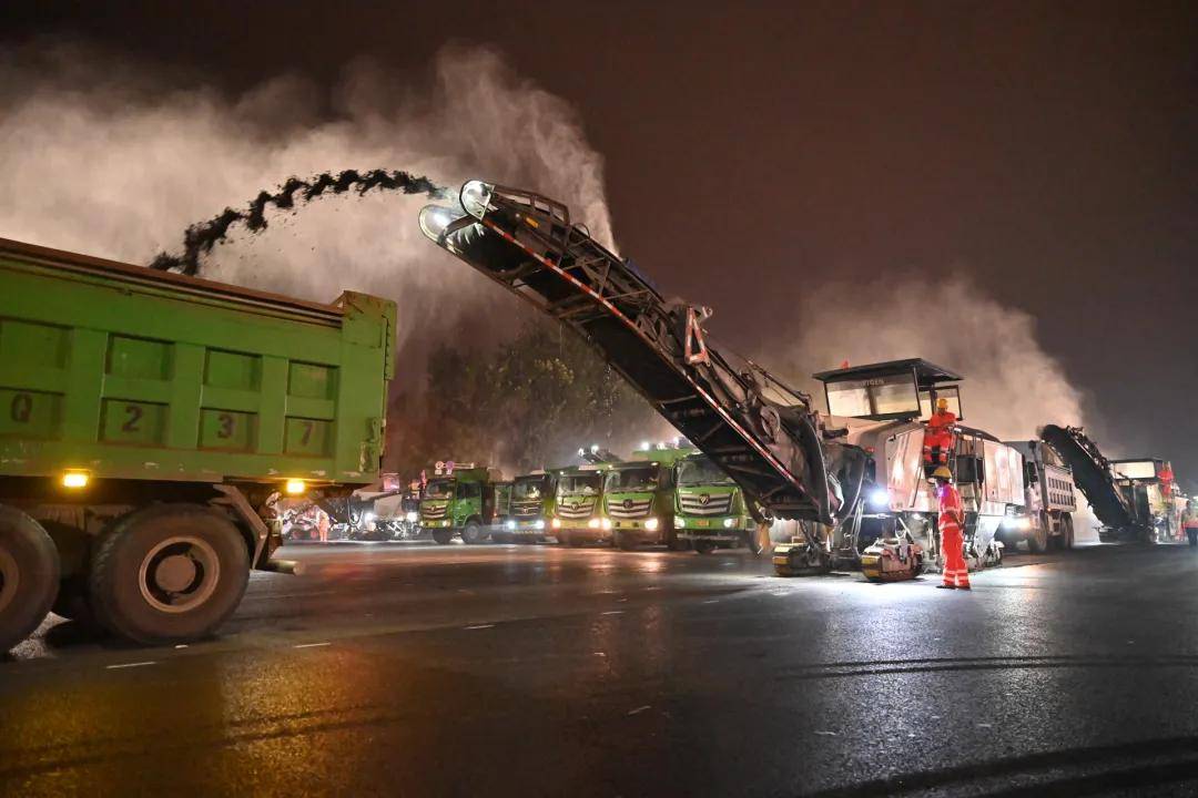 阅兵前的凌晨，长安街35小时铺了46个“足球场”！