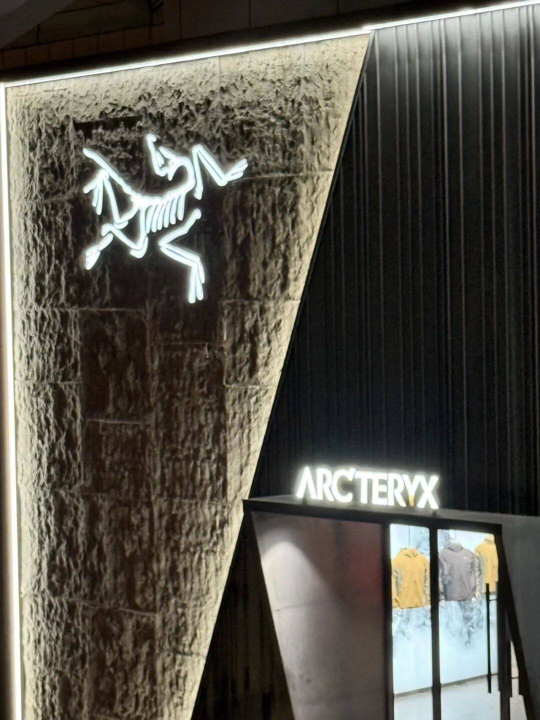 消费者开始退货！始祖鸟又被曝海内外道歉内容不一致