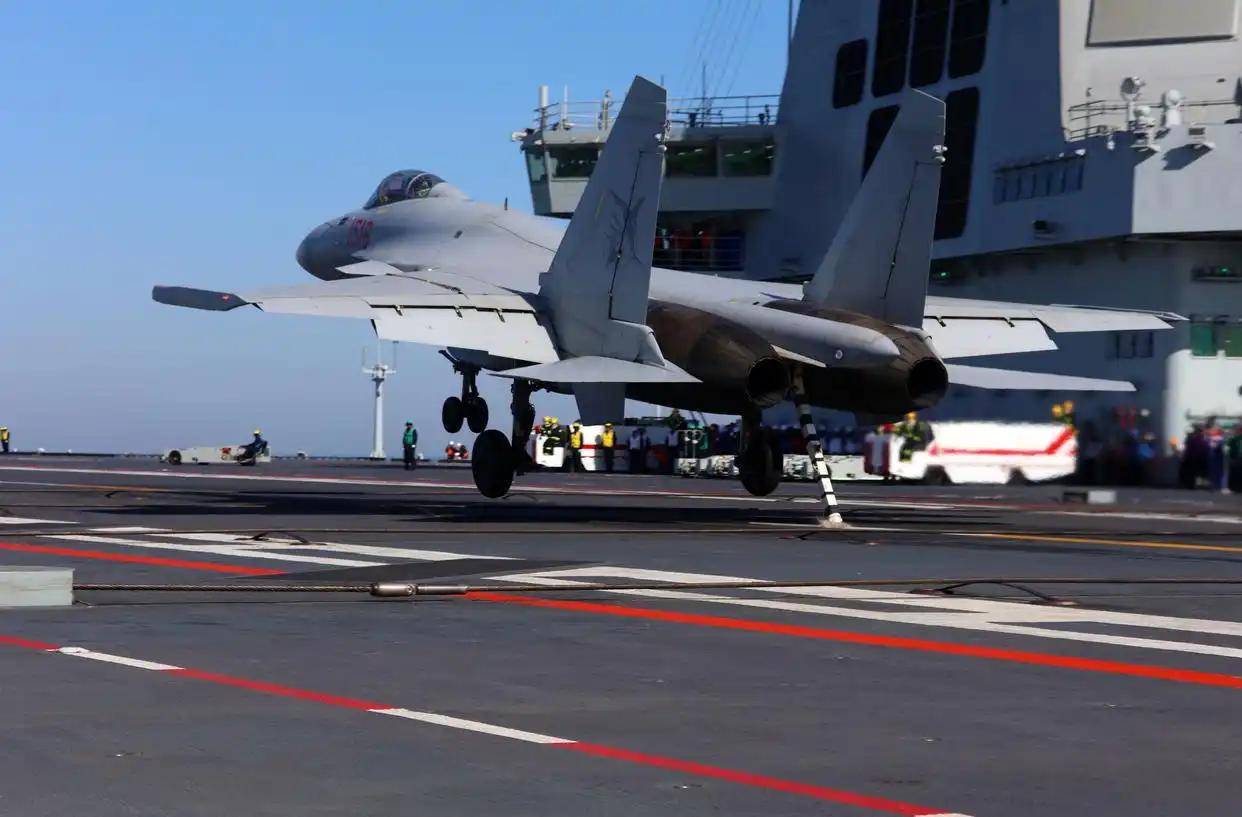 现场高清大图！一起感受舰载机弹射起飞“首秀”震撼瞬间