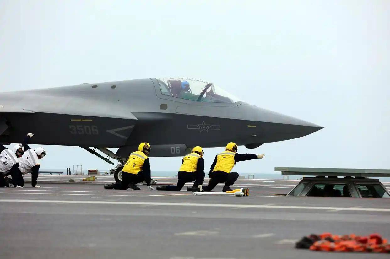 现场高清大图！一起感受舰载机弹射起飞“首秀”震撼瞬间