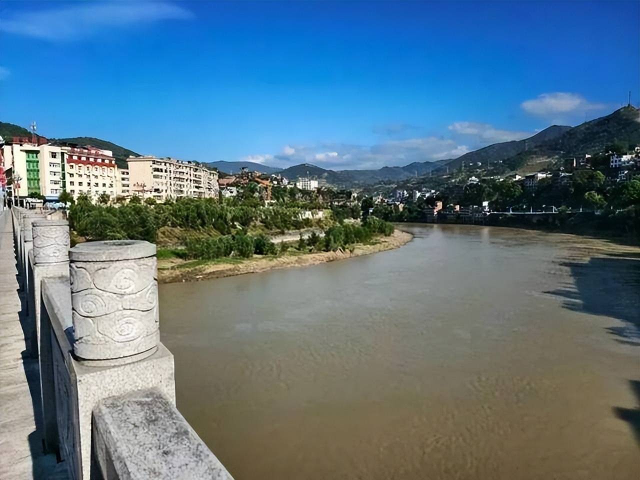 陕西新郎婚礼前跳河身亡，家属不追责，表姐称其接亲遭指责，女方已退彩礼六金