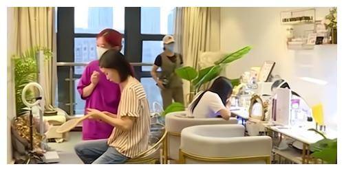 丈夫嫌弃妻子不如弟媳漂亮，羡慕弟媳在洗浴中心上班每月赚10万