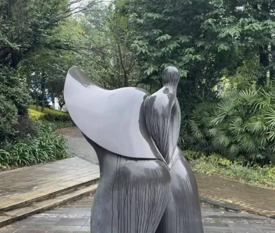成都一广场雕塑被指“极具暗示性”，雕塑轮廓近似女性隐私部位，造型露骨